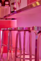 핑크 네온이 빛나는 레트로 감성 카페